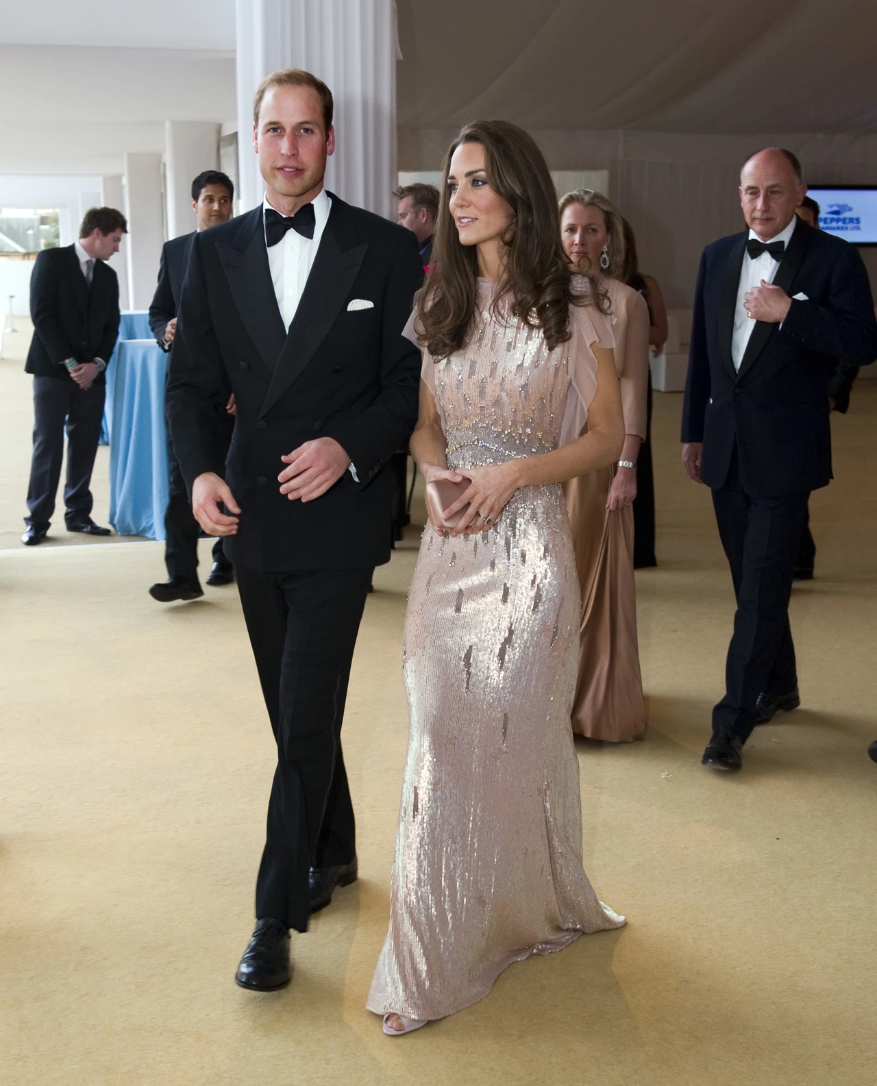 Księżna Catherine miała na sobie cekinową suknię brytyjskiej projektantki Jenny Packham. I widać, że jest coraz szczuplejsza... Księżna Catherine miała na sobie cekinową suknię brytyjskiej projektantki Jenny Packham. I widać, że jest coraz szczuplejsza...