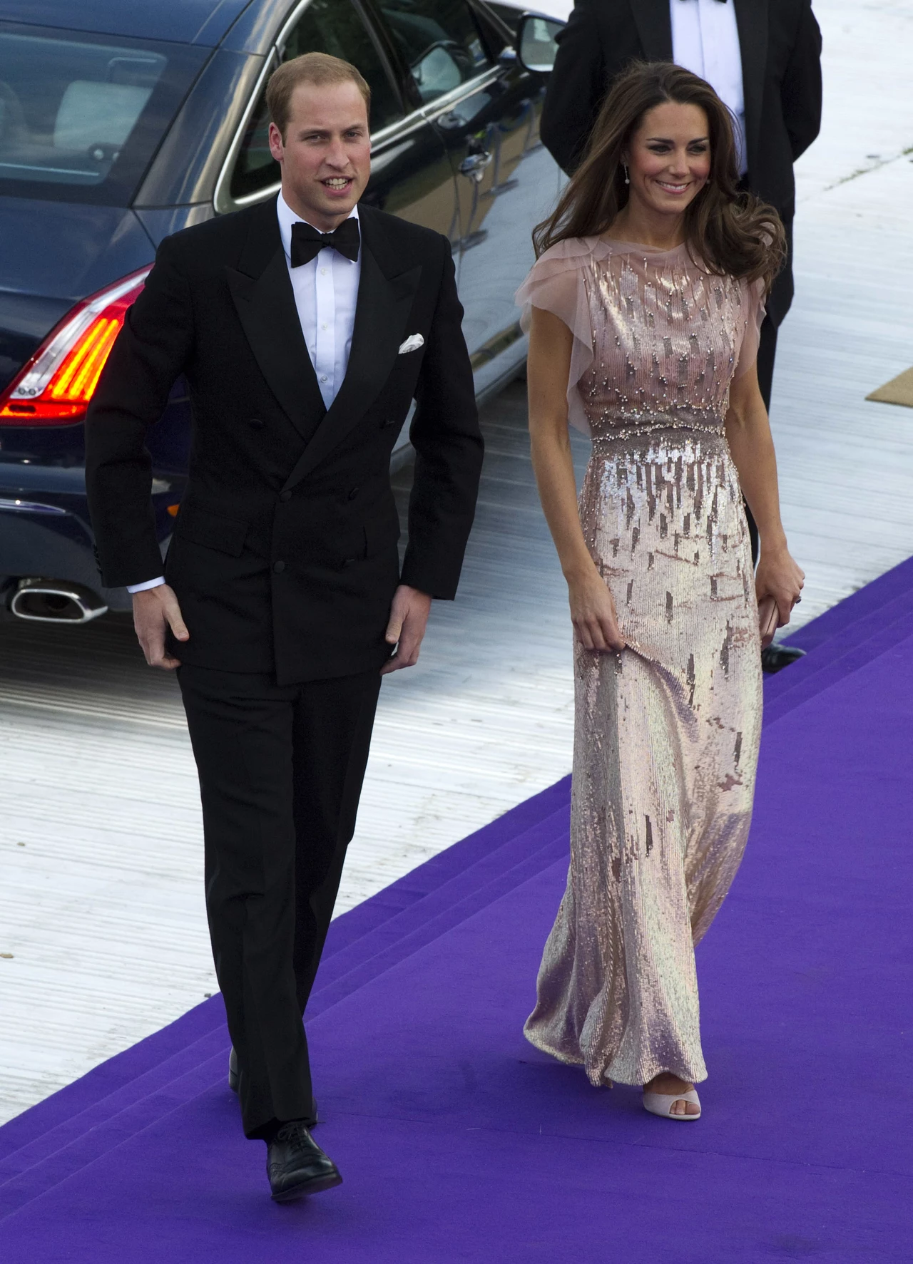 Księżna Catherine miała na sobie cekinową suknię brytyjskiej projektantki Jenny Packham. I widać, że jest coraz szczuplejsza... Księżna Catherine miała na sobie cekinową suknię brytyjskiej projektantki Jenny Packham. I widać, że jest coraz szczuplejsza...