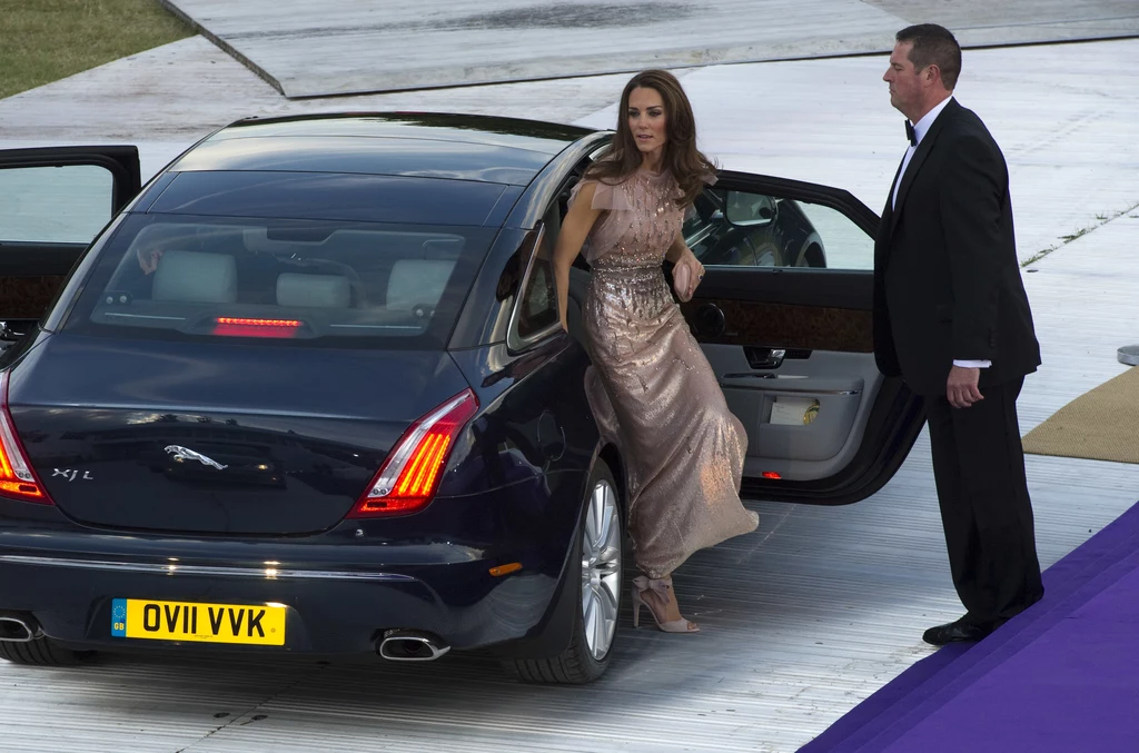 Księżna Catherine miała na sobie cekinową suknię brytyjskiej projektantki Jenny Packham. I widać, że jest coraz szczuplejsza... Księżna Catherine miała na sobie cekinową suknię brytyjskiej projektantki Jenny Packham. I widać, że jest coraz szczuplejsza...