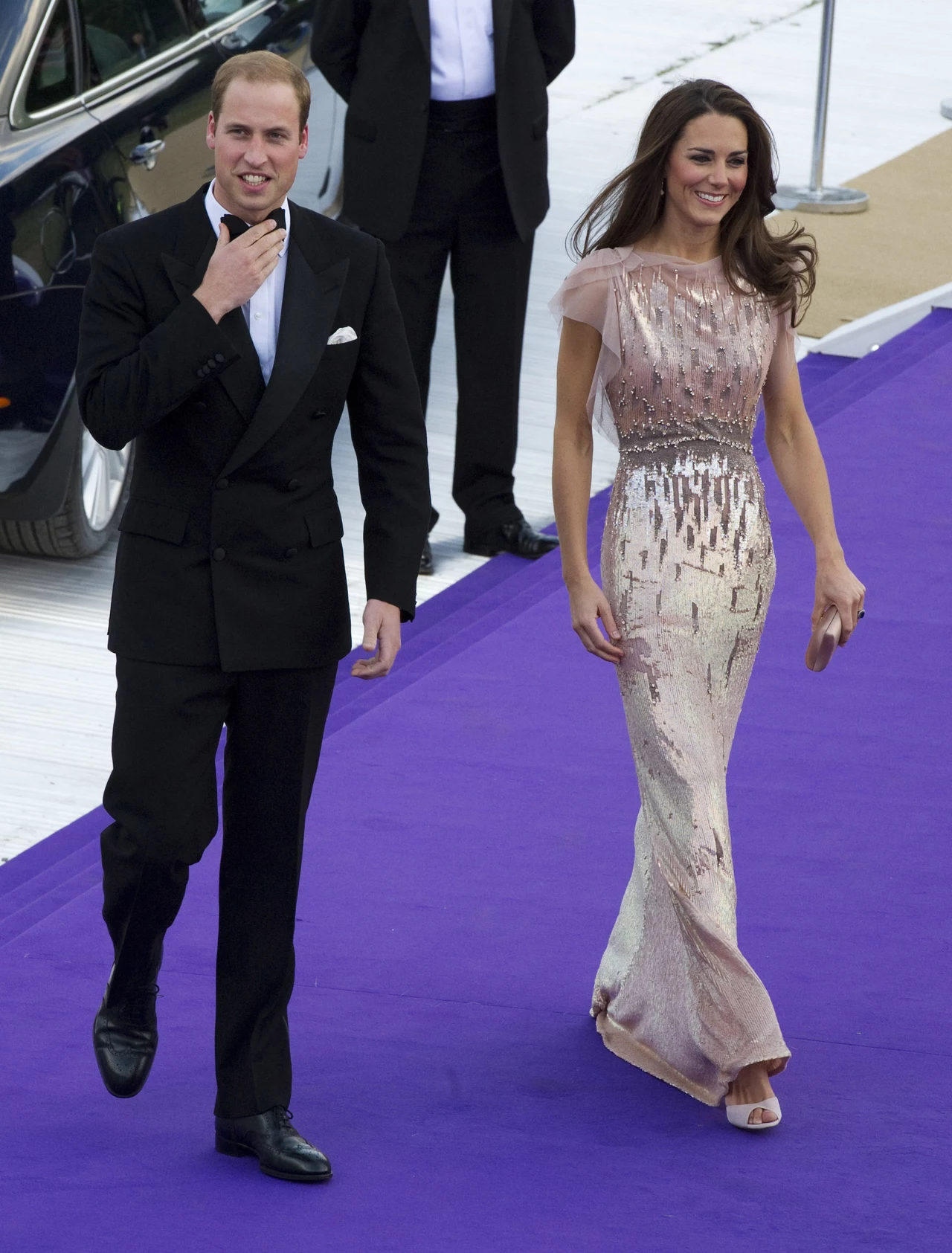 Księżna Catherine miała na sobie cekinową suknię brytyjskiej projektantki Jenny Packham. I widać, że jest coraz szczuplejsza... Księżna Catherine miała na sobie cekinową suknię brytyjskiej projektantki Jenny Packham. I widać, że jest coraz szczuplejsza...