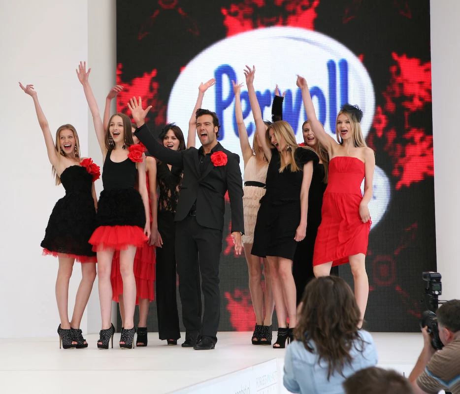 Stylizacje zwycięzcy konkursu zorganizowanego przez markę zostały zaprezentowane przez modelki oraz Conrado Moreno. Stylizacje zwycięzcy konkursu zorganizowanego przez markę zostały zaprezentowane przez modelki oraz Conrado Moreno.