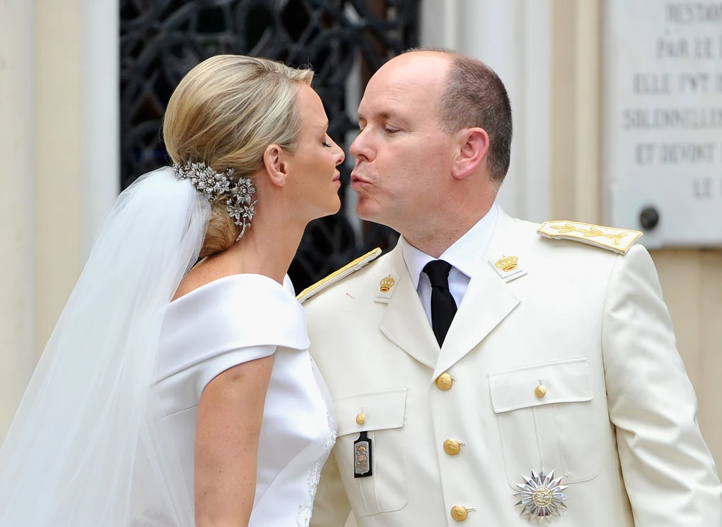 Podczas zaślubin księżna Charlene miała na sobie suknię Armaniego, na uroczystą kolację wybrała projekt tego samego kreatora. Podczas zaślubin księżna Charlene miała na sobie suknię Armaniego, na uroczystą kolację wybrała projekt tego samego kreatora.