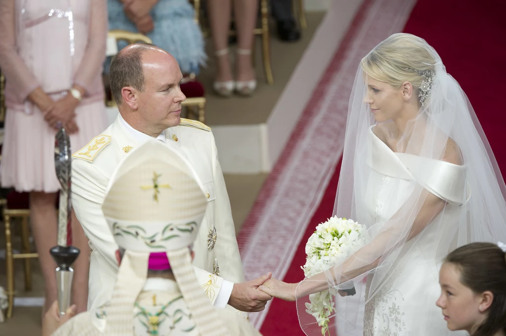 Podczas zaślubin księżna Charlene miała na sobie suknię Armaniego, na uroczystą kolację wybrała projekt tego samego kreatora. Podczas zaślubin księżna Charlene miała na sobie suknię Armaniego, na uroczystą kolację wybrała projekt tego samego kreatora.