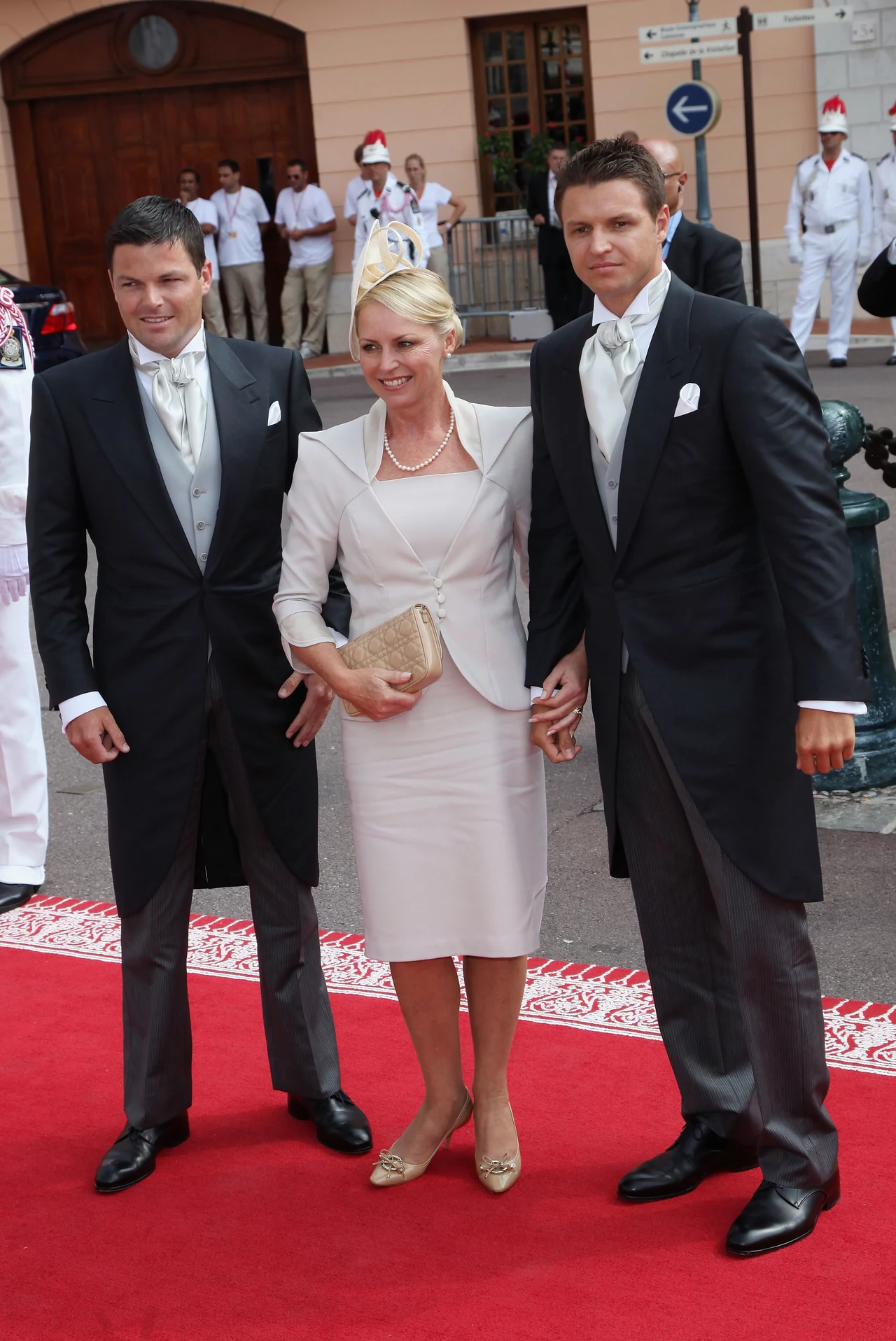 Matka panny młodej oraz jej dwa bracia (od lewej): Sean Wittstock, Lynette Wittstock i Gareth Wittstock.jpg Matka panny młodej oraz jej dwa bracia (od lewej): Sean Wittstock, Lynette Wittstock i Gareth Wittstock.jpg