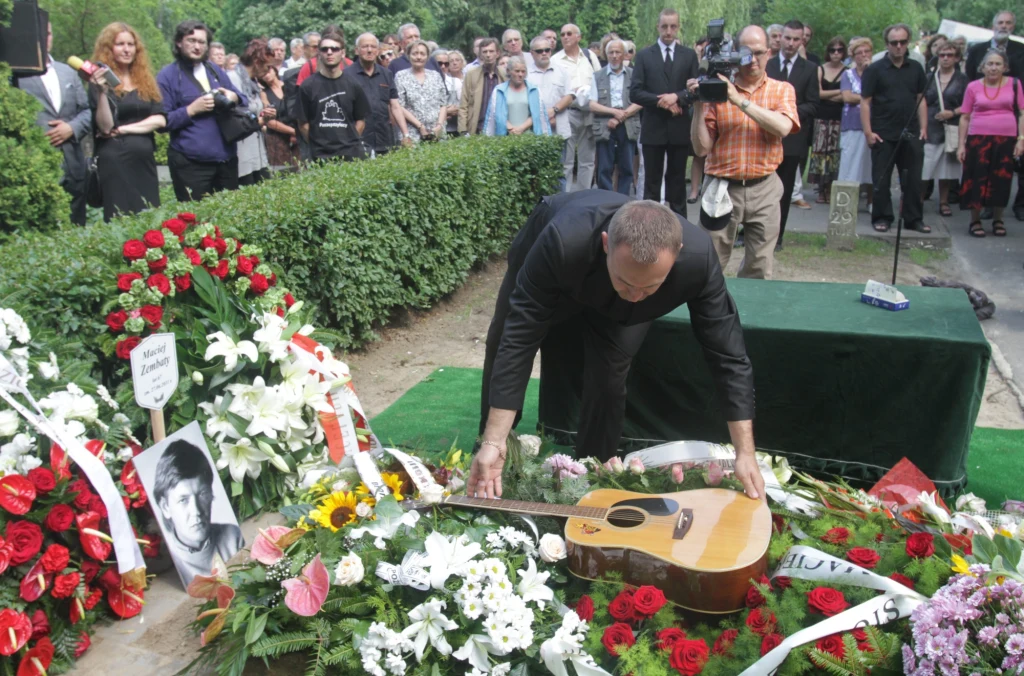 W uroczystości wzięła udział rodzina, przyjaciele i wielbiciele jego talentu. W uroczystości wzięła udział rodzina, przyjaciele i wielbiciele jego talentu.