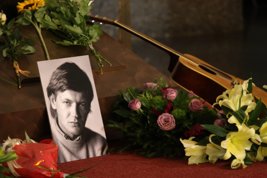 W uroczystości wzięła udział rodzina, przyjaciele i wielbiciele jego talentu. W uroczystości wzięła udział rodzina, przyjaciele i wielbiciele jego talentu.