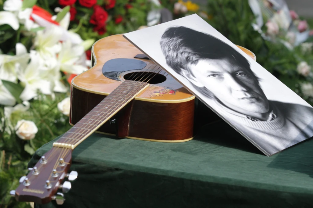 W uroczystości wzięła udział rodzina, przyjaciele i wielbiciele jego talentu. W uroczystości wzięła udział rodzina, przyjaciele i wielbiciele jego talentu.