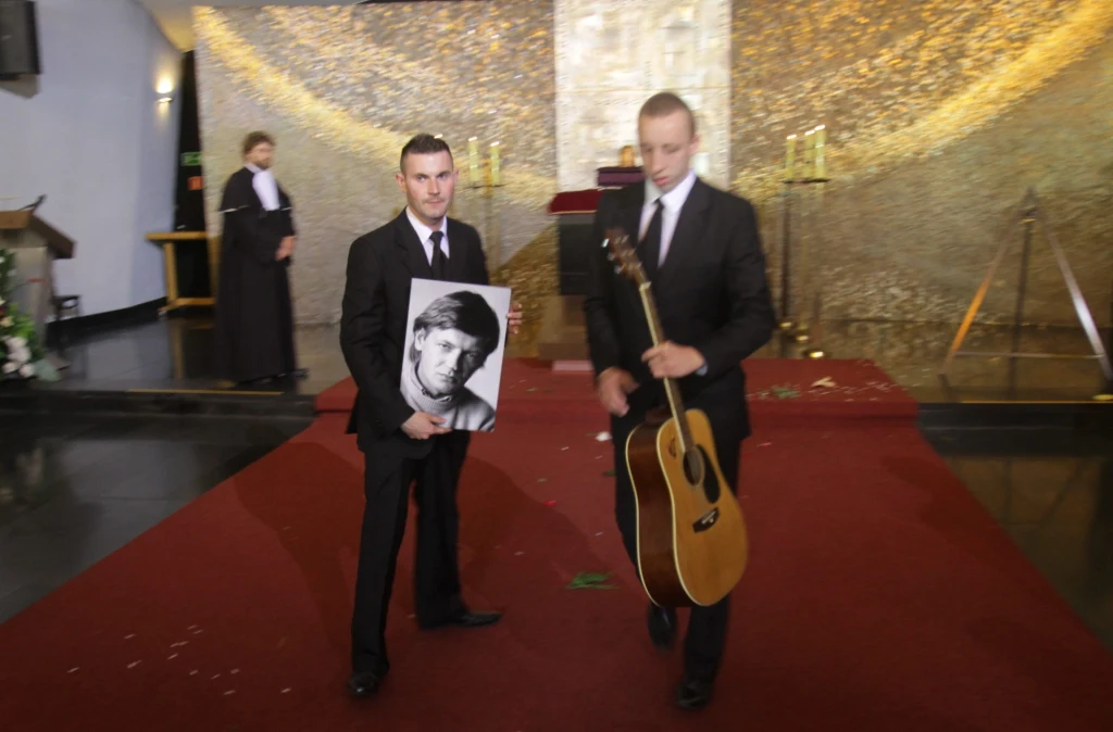 W uroczystości wzięła udział rodzina, przyjaciele i wielbiciele jego talentu. W uroczystości wzięła udział rodzina, przyjaciele i wielbiciele jego talentu.