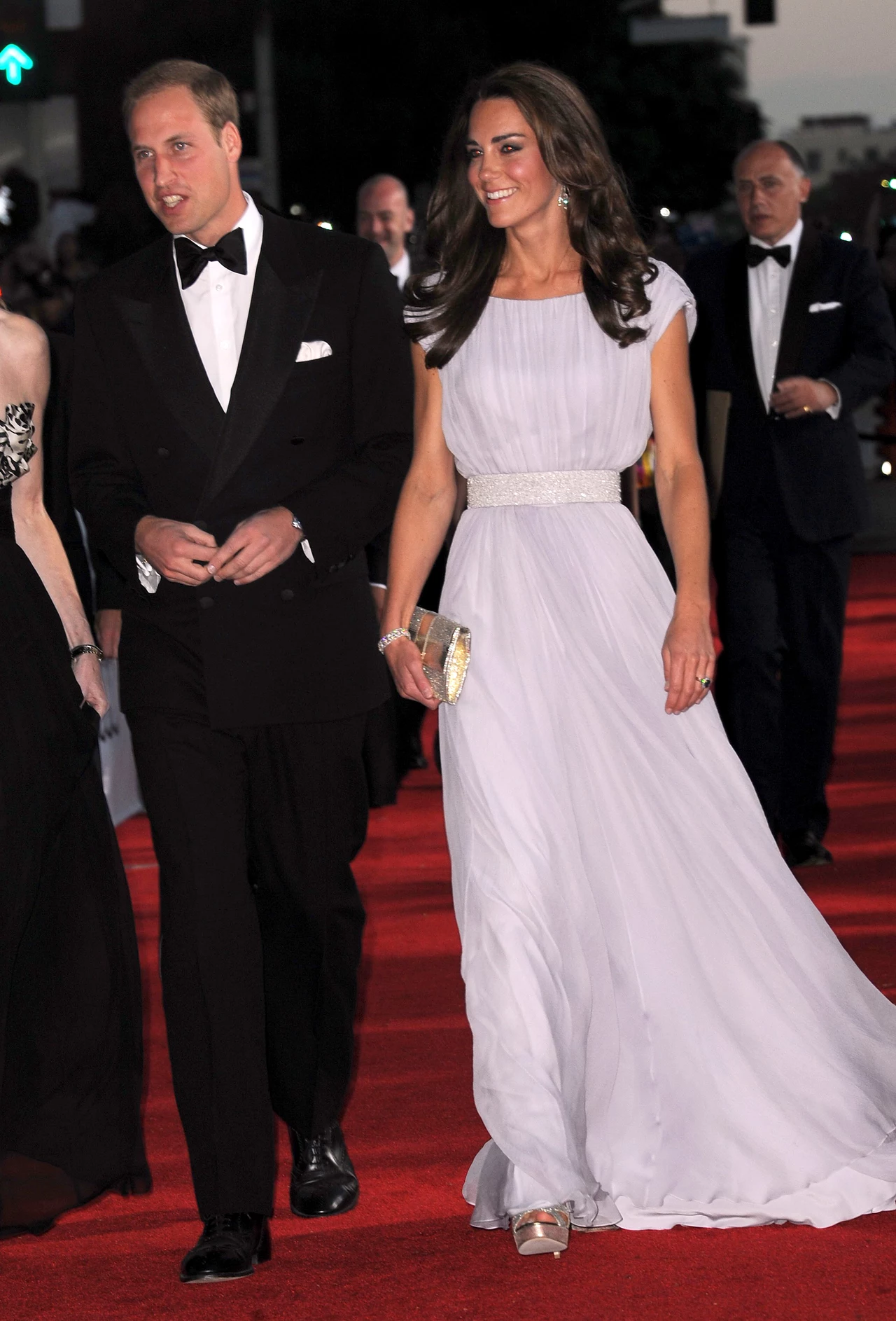 Księżna Catherine miała na sobie kreację autorstwa Sary Burton z domu mody Alexander McQueen. Księżna Catherine miała na sobie kreację autorstwa Sary Burton z domu mody Alexander McQueen.