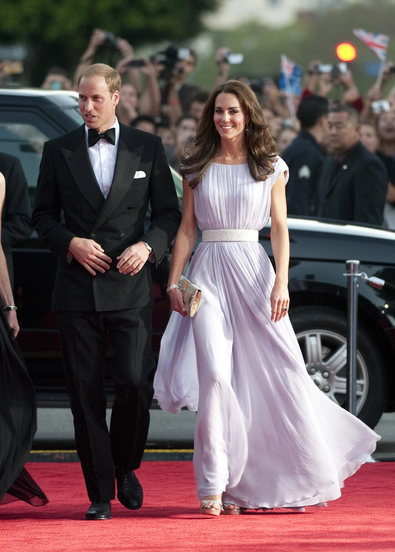 Księżna Catherine miała na sobie kreację autorstwa Sary Burton z domu mody Alexander McQueen. Księżna Catherine miała na sobie kreację autorstwa Sary Burton z domu mody Alexander McQueen.