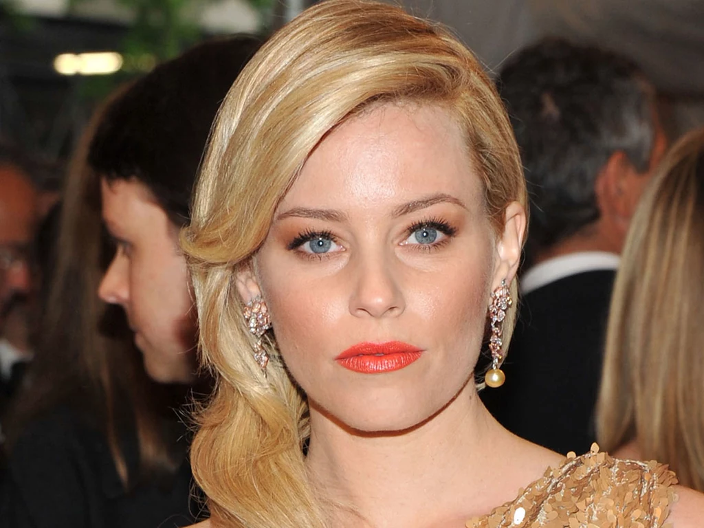 Elizabeth Banks eksponuje swoje usta dziękie kolorowi pomarańczy