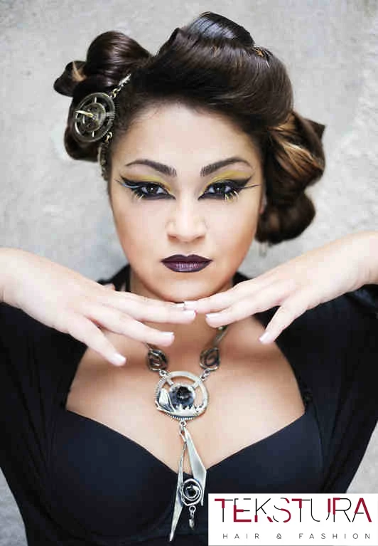 Metamorfoza - Atelier Tekstura, nowe miejsce na mapie Warszawy. To atelier fryzjerskie, studio wizażu i showroom projektantów w jednym przy ul. Chmielnej 7/6 w Warszawie. Sesja zdjęciowa wykonana przez Nikodem Szymański Photography. Nikodem potrafi odnaleźć piękno w każdej kobiecie, bez względu na rozmiar, współpracuje z pierwszą w pełni profesjonalną agencją modelingu size plus i modeli alternatywnych - Nobody’s Perfect. Metamorfoza - Atelier Tekstura, nowe miejsce na mapie Warszawy. To atelier fryzjerskie, studio wizażu i showroom projektantów w jednym przy ul. Chmielnej 7/6 w Warszawie. Sesja zdjęciowa wykonana przez Nikodem Szymański Photography. Nikodem potrafi odnaleźć piękno w każdej kobiecie, bez względu na rozmiar, współpracuje z pierwszą w pełni profesjonalną agencją modelingu size plus i modeli alternatywnych - Nobody’s Perfect.