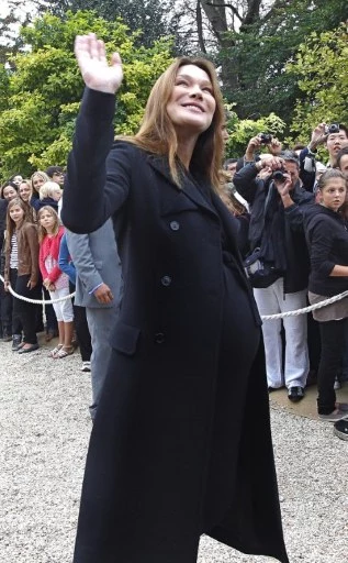 Od czasu zajścia w ciążę Carla unikała oficjalnych mediów Od czasu zajścia w ciążę Carla unikała oficjalnych mediów