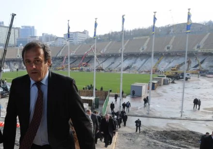 Prezydent UEFA Michel Platini niedawno wizytował stadion w Kijowie