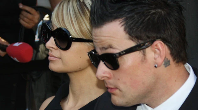 Nicole Richie z chłopakiem Joelem Maddenem w sądzie 27 lipca, fot. Robyn Beck Nicole Richie z chłopakiem Joelem Maddenem w sądzie 27 lipca, fot. Robyn Beck