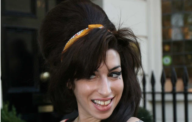 Amy Winehouse po wizycie u dentysty Amy Winehouse po wizycie u dentysty