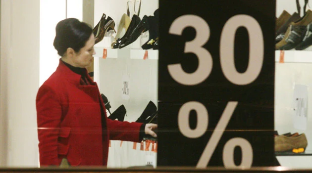 Jolanta Fajkowska ogląda przecenione szpilki, fot. Dominik Gryzewski Jolanta Fajkowska ogląda przecenione szpilki, fot. Dominik Gryzewski