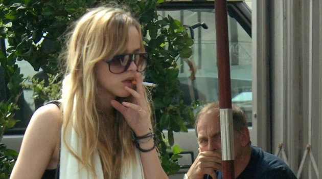 Dakota Johnson z papierosem Dakota Johnson z papierosem
