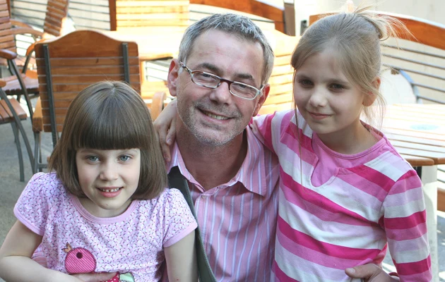 Robert Janowski z córkami Robert Janowski z córkami