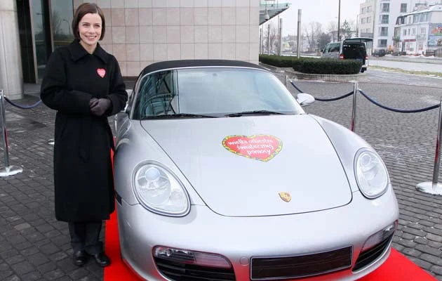 Agata Kulesza i porsche, które zlicytowano na aukcji WOŚP /fot.Andrzej Szilagyi