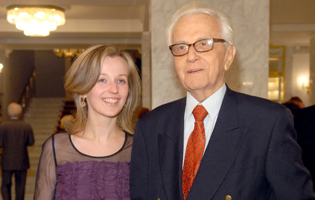 Andrzej Łapicki z mlodziutką żoną Kamilą, fot.Andras Szilagyi