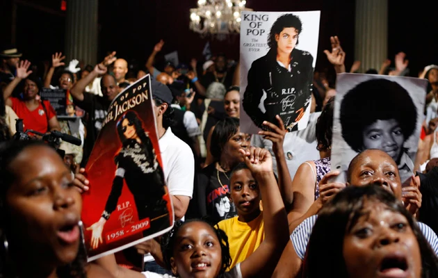 Fani Jacksona w amfiteatrze Apollo w Nowym Jorku 30 czerwca