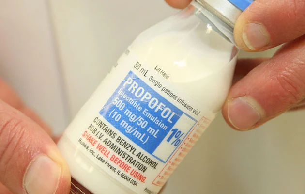 Propofol - lek usypiający, który zabił Michaela Jacksona, fot. Frederick M. Brown Propofol - lek usypiający, który zabił Michaela Jacksona, fot. Frederick M. Brown