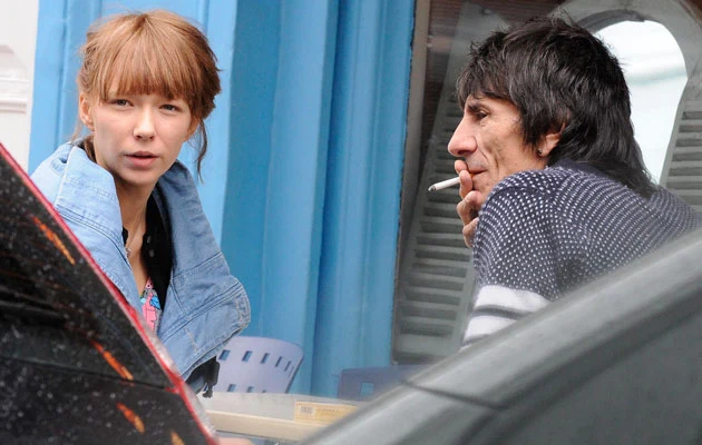Ronnie Wood z dziewczyną Ronnie Wood z dziewczyną