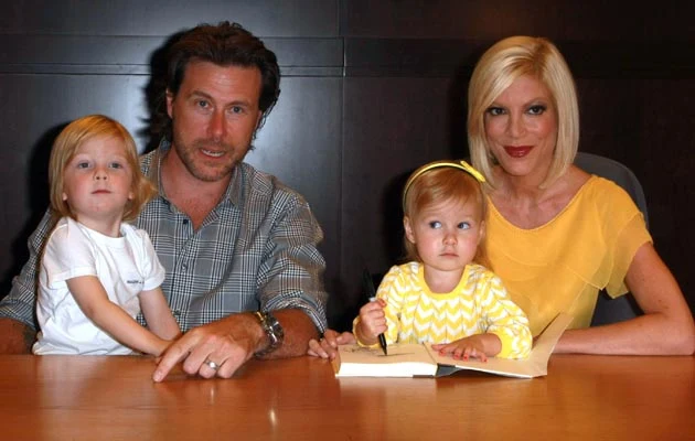 Tori Spelling z rodziną Tori Spelling z rodziną