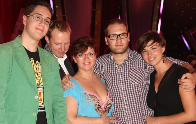 Dorota Zawadzka w "TzG" z synem Jędrkiem (L), mężem oraz synem Pawłem (P), fot.K.Jarosz