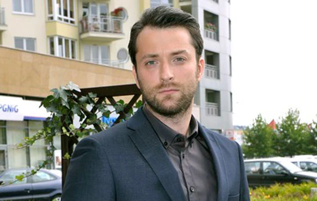 Filip Bobek w serialu "Prosto w serce", fot. Gałązka