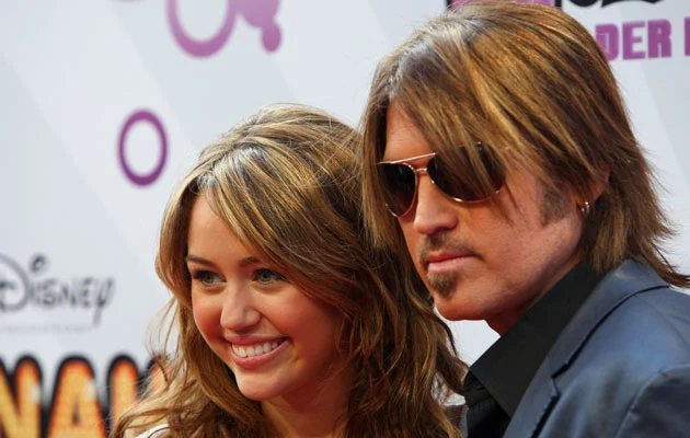 Miley Cyrus z tatą, fot. Miguel Villagran Miley Cyrus z tatą, fot. Miguel Villagran