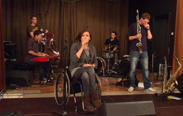 Kuba (pierwszy z prawej) wspiera Monikę również na scenie, fot.Cezary Pecold Kuba (pierwszy z prawej) wspiera Monikę również na scenie, fot.Cezary Pecold