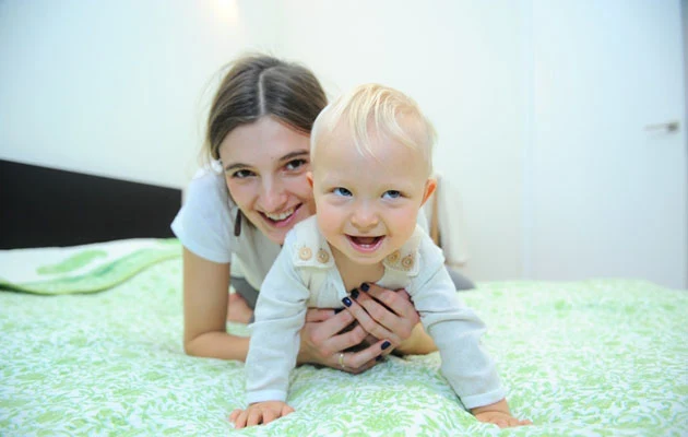 Kamila Szczawińska z synem Julianem