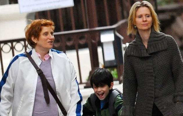 Cynthia Nixon z narzeczoną i starszym synem Cynthia Nixon z narzeczoną i starszym synem