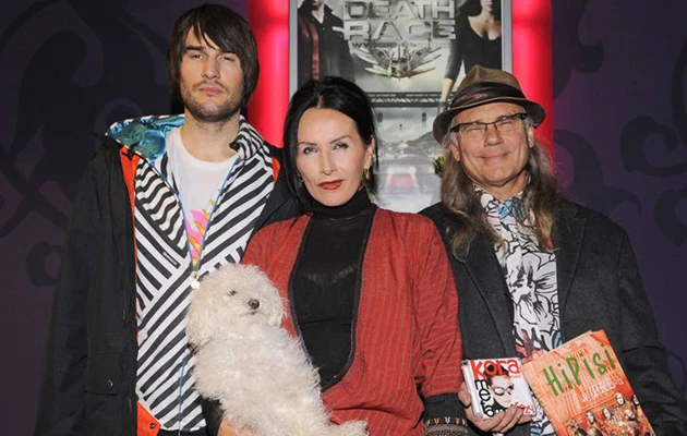 Kora z synem Szymonem (L) i partnerem Kamilem Sipowiczem (P) Kora z synem Szymonem (L) i partnerem Kamilem Sipowiczem (P)