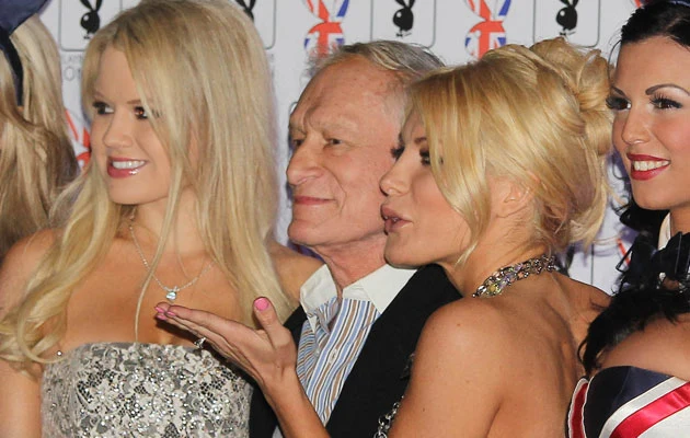 Hugh Hefner z króliczkami Hugh Hefner z króliczkami