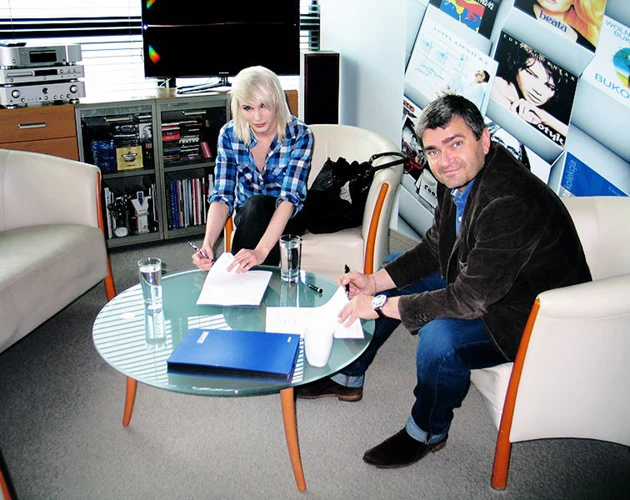 Madox podczas podpisywania kontraktu