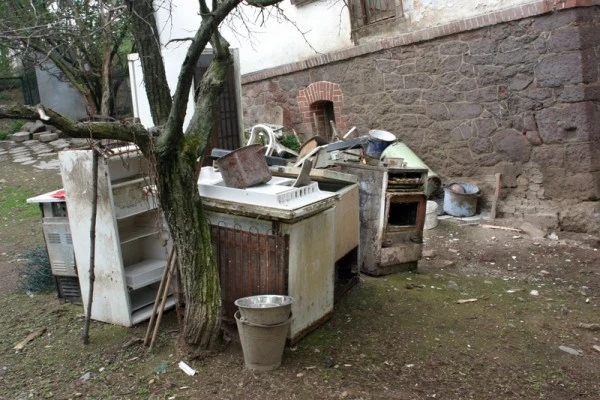 Otoczenie domu jest wstrząsające /fot.Paweł Skorzewski Otoczenie domu jest wstrząsające /fot.Paweł Skorzewski