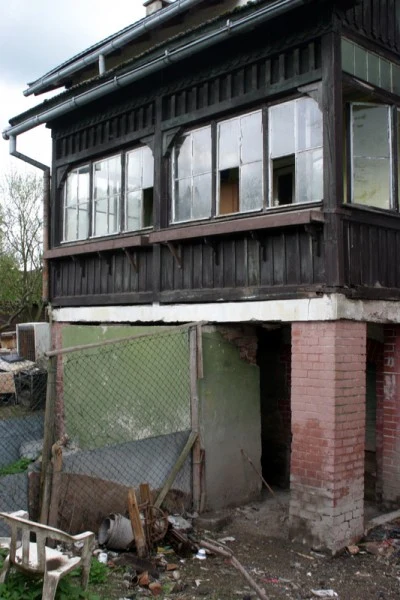 Posesja wygląda jakby za chwilę miała runąć /fot.Paweł Skorzewski Posesja wygląda jakby za chwilę miała runąć /fot.Paweł Skorzewski