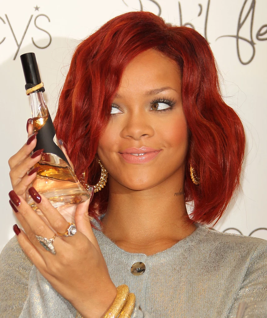 Rihanna promuje swoje perfumy "Reb'l Fleur"