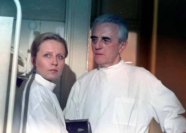 Kadr z filmu "W zawieszeniu" - na zdjęciu z Krystyną Jandą Kadr z filmu "W zawieszeniu" - na zdjęciu z Krystyną Jandą