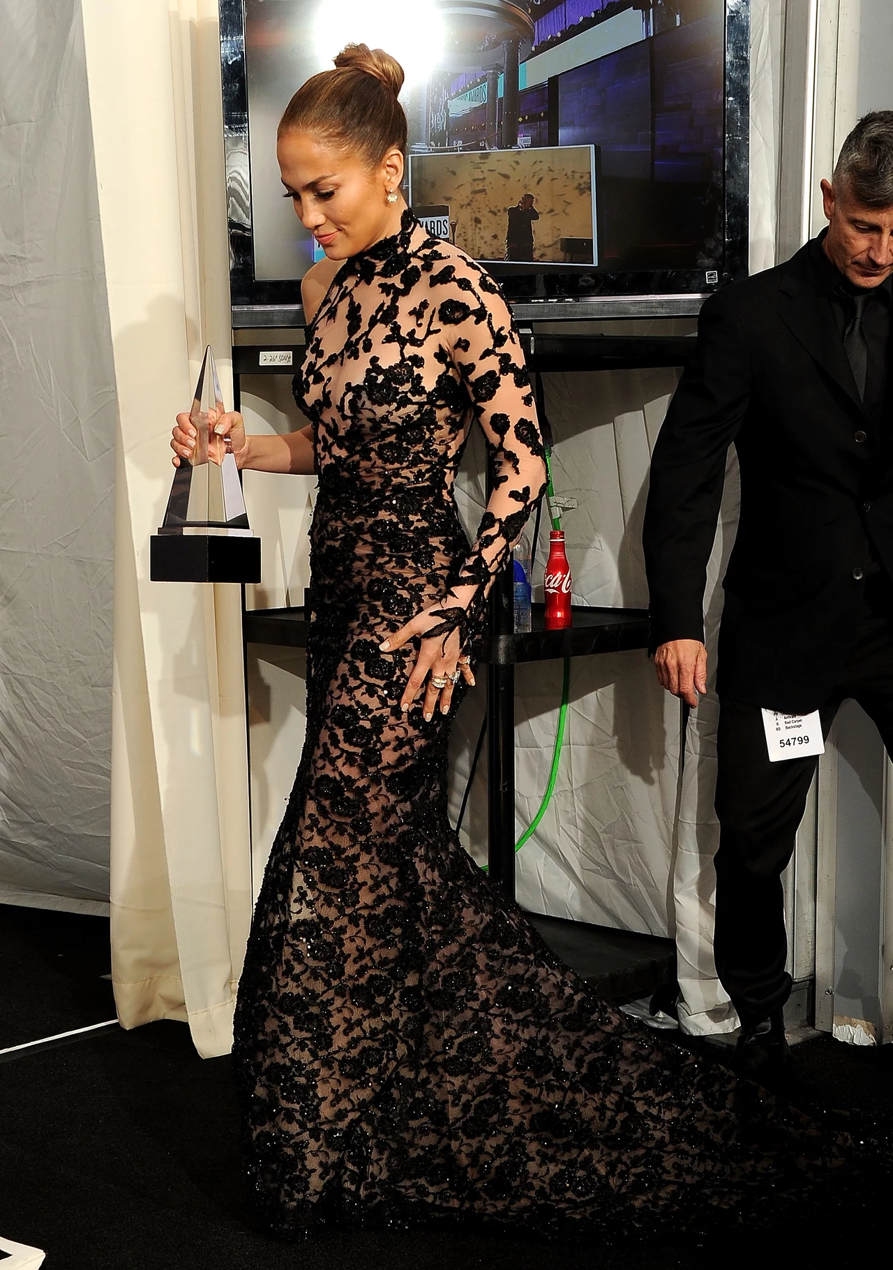 Jennifer Lopez przybyła na galę w koronkowej sukni. W niej także odebrała nagrodę nagrodą American Music Awards 2011 dla najlepszego latynoskiego artysty