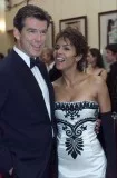 Pierce Brosnan i Halle Berry, czyli Bond i jego nowa dziewczyna podczas premiery "Die Another Day"