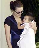 Angelina Jolie z adoptowanym synkiem Maddoxem Angelina Jolie z adoptowanym synkiem Maddoxem