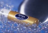 Pomadka Gold&Shine nadaje ustom złoty połysk Pomadka Gold&Shine nadaje ustom złoty połysk