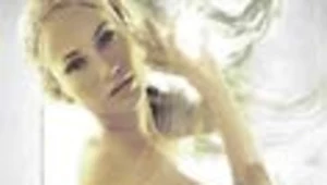 Jennifer Lopez na zdjęciu reklamującym perfumy Glow