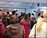 Kto czekał na ostatnią chwilę, kolejki raczej nie uniknie Kto czekał na ostatnią chwilę, kolejki raczej nie uniknie