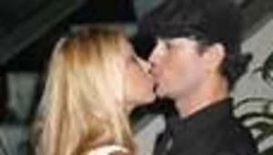 Enrique Iglesias całuje Annę Kurnikową