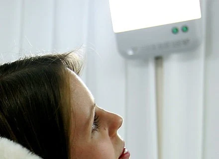 Lampy stosuje się także podczas zimowych miesięcy, gdy brakuje słońca. Lampy stosuje się także podczas zimowych miesięcy, gdy brakuje słońca.